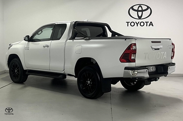 2023 Toyota Hilux SR5 image 7
