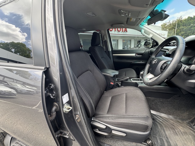 2022 Toyota Hilux SR5 image 11
