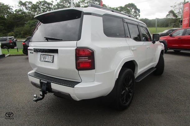 2024 Toyota Prado VX image 4