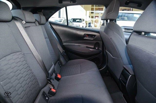 2018 Toyota COROLLA Ascent Sport image 9