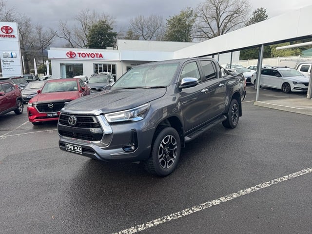 2023 Toyota Hilux SR5 image 3