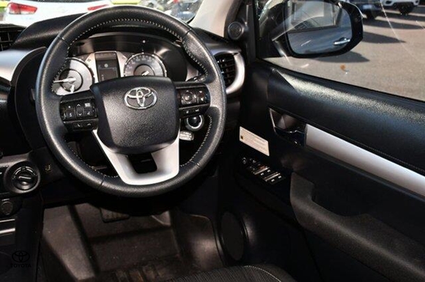 2020 Toyota Hilux SR5 image 7