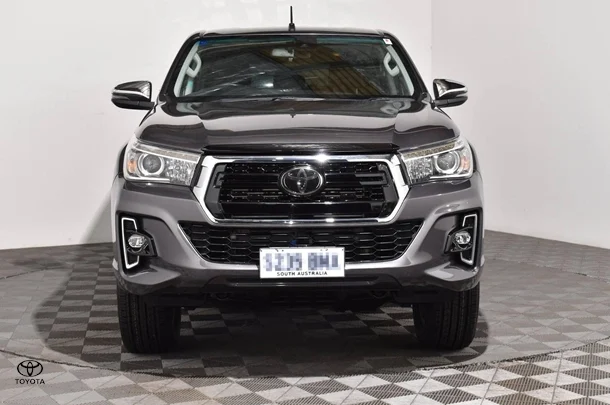 2019 Toyota Hilux 4x4 SR5 image 3
