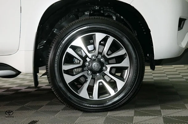 2023 Toyota Prado VX image 4