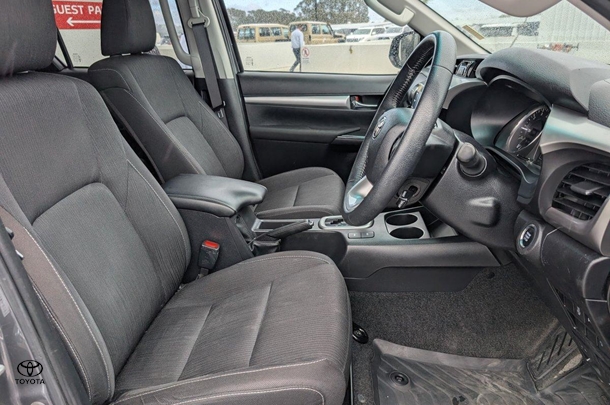 2022 Toyota Hilux SR5 image 16