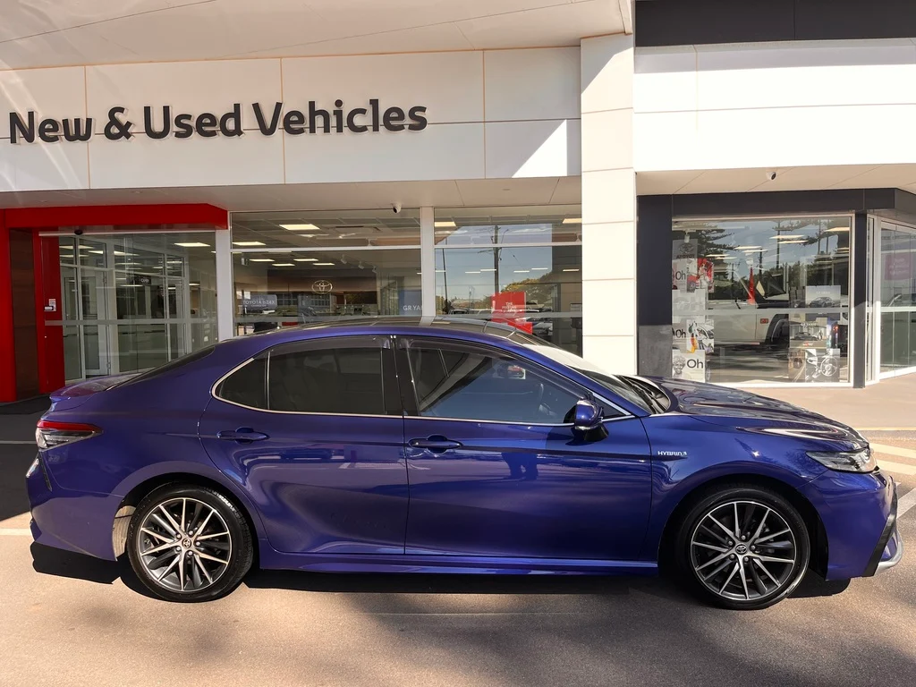 2021 Toyota Camry Hybrid SL image 2