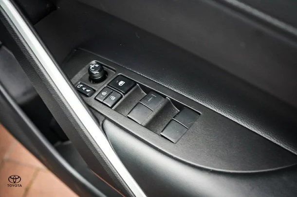 2024 Toyota Corolla Cross GX image 12