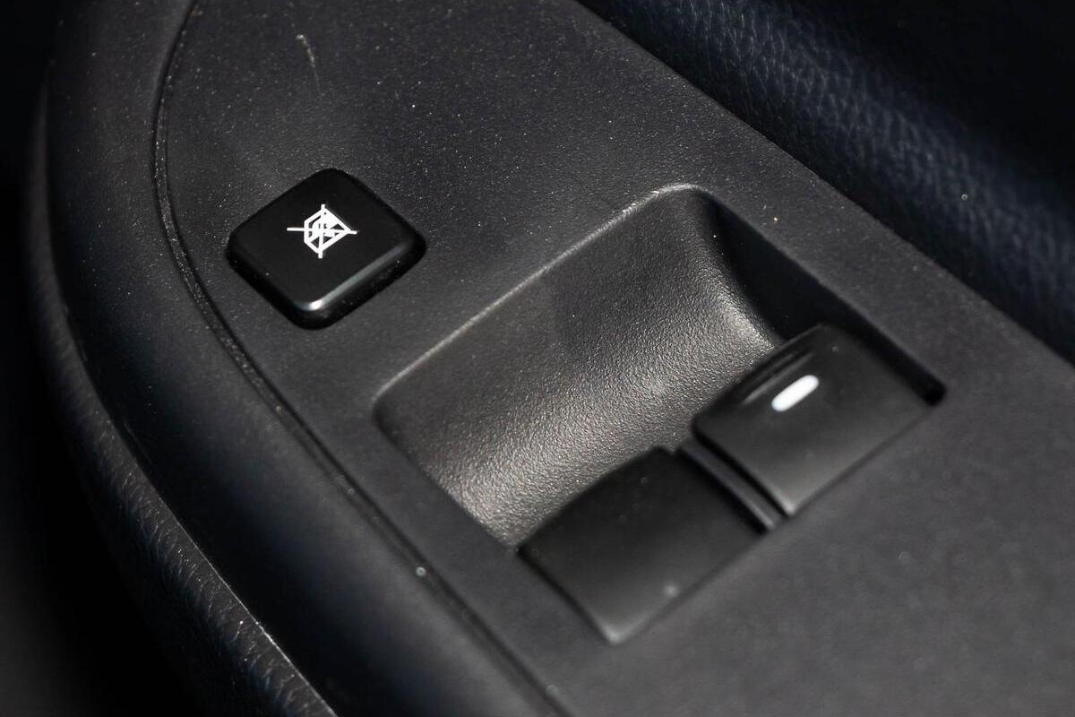 2024 Mitsubishi Triton GLX MR Manual 4x4 MY23 image 8