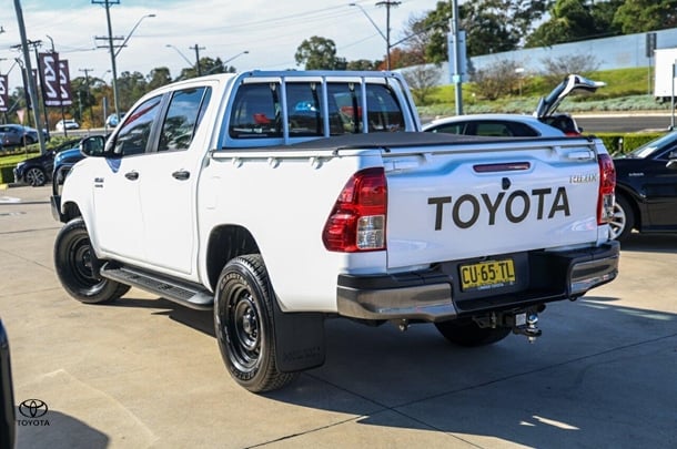 2019 Toyota Hilux 4x2 SR image 2