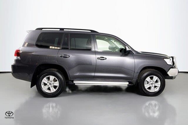 2017 Toyota LANDCRUISER GXL image 10