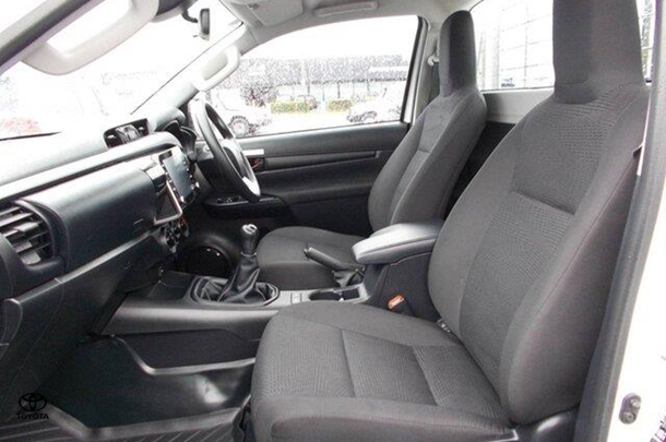 2023 Toyota HILUX 4x4 SR image 10