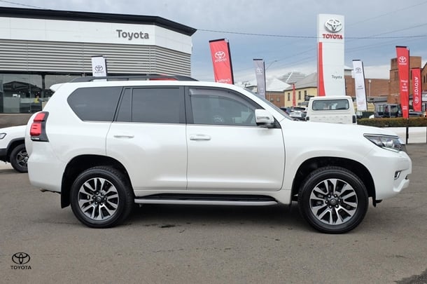 2023 Toyota PRADO VX image 3