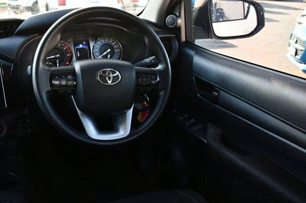 2023 Toyota Hilux SR image 5