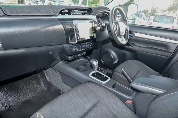 2021 Toyota HILUX SR5 image 13