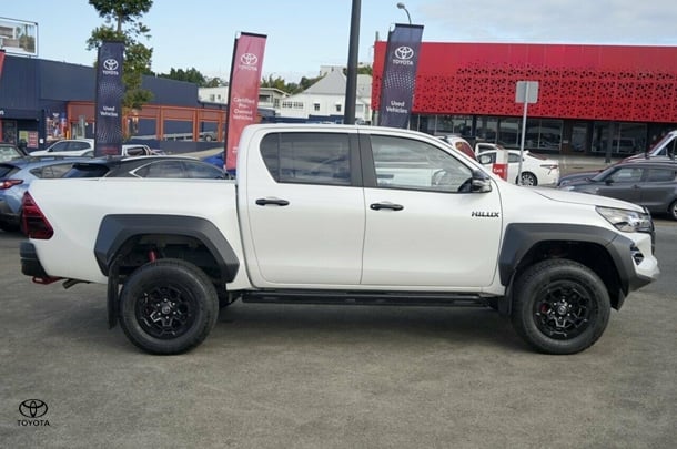 2024 Toyota Hilux 4x4 GR-S image 2