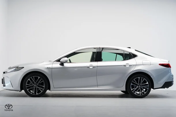 2024 Toyota Camry Hybrid SL image 2