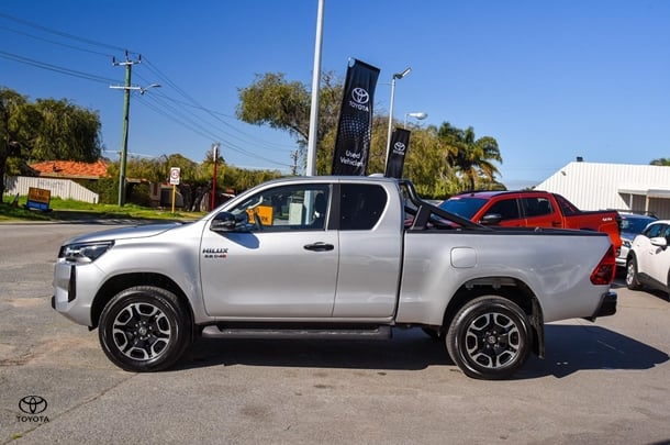2024 Toyota HILUX SR5 image 4