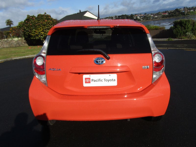 2012 Toyota Aqua 1.5 Hybrid S 5 Hatch image 4