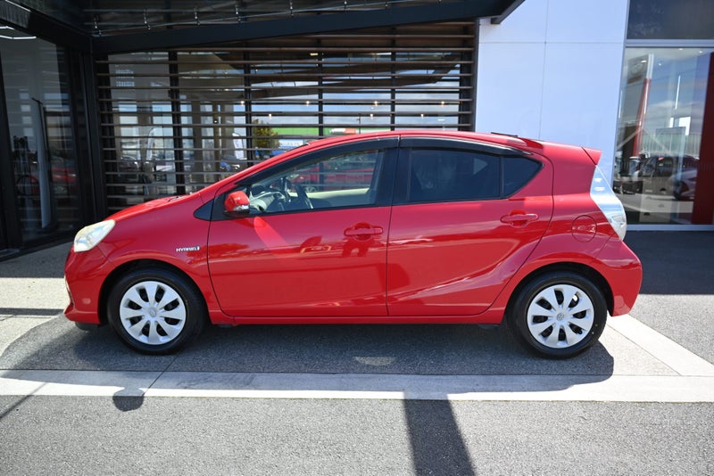 2012 Toyota Aqua 1.5 Hybrid S FWD Hatchback image 4