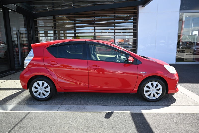 2012 Toyota Aqua 1.5 Hybrid S FWD Hatchback image 5