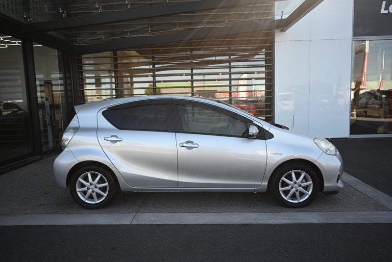 2012 Toyota Aqua 1.5 Petrol Hybrid G CVT Hatchback image 3