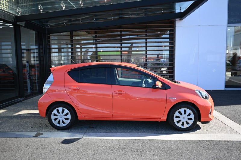 2012 Toyota Aqua 1.5 Petrol Hybrid S CVT Hatchback image 3