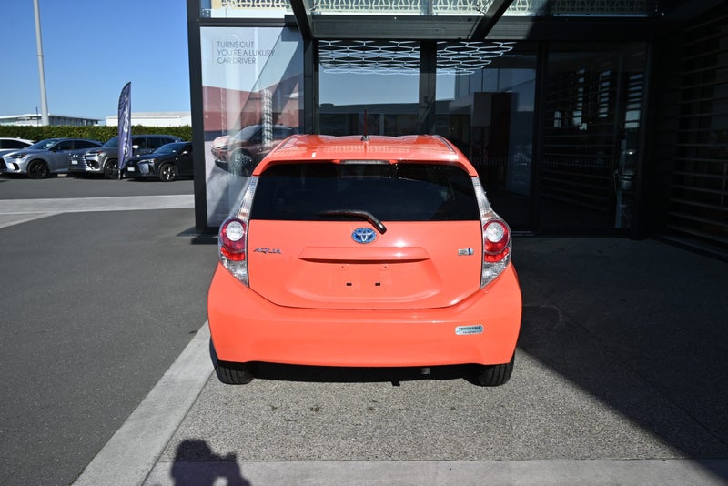 2012 Toyota Aqua 1.5 Petrol Hybrid S CVT Hatchback image 5