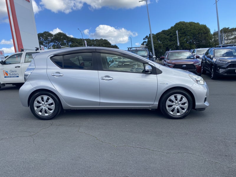2013 Toyota Aqua 1.5 Hybrid G Hatch image 2