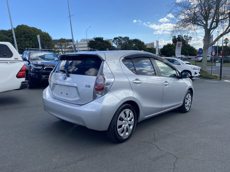 2013 Toyota Aqua 1.5 Hybrid G Hatch image 4