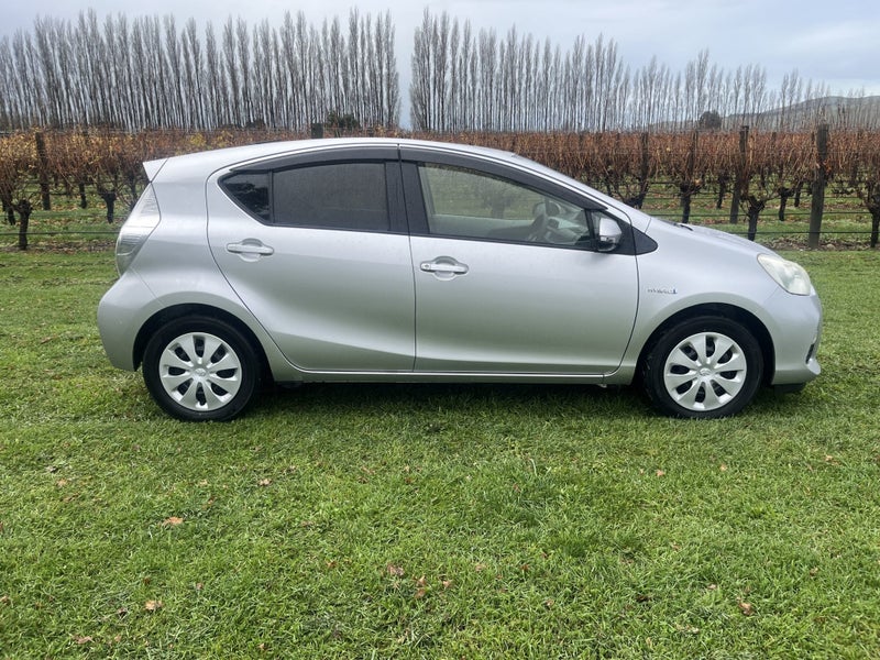 2013 Toyota Aqua 1.5 Hybrid S 5 Dr Hatch CVT 2WD image 3