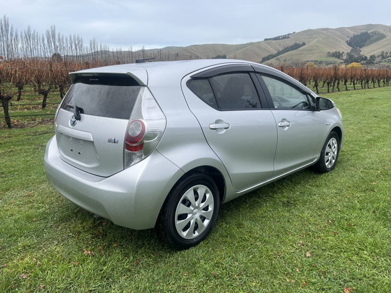 2013 Toyota Aqua 1.5 Hybrid S 5 Dr Hatch CVT 2WD image 4