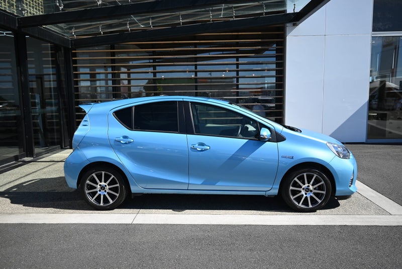 2013 Toyota Aqua 1.5 Petrol Hybrid S CVT Hatchback image 3