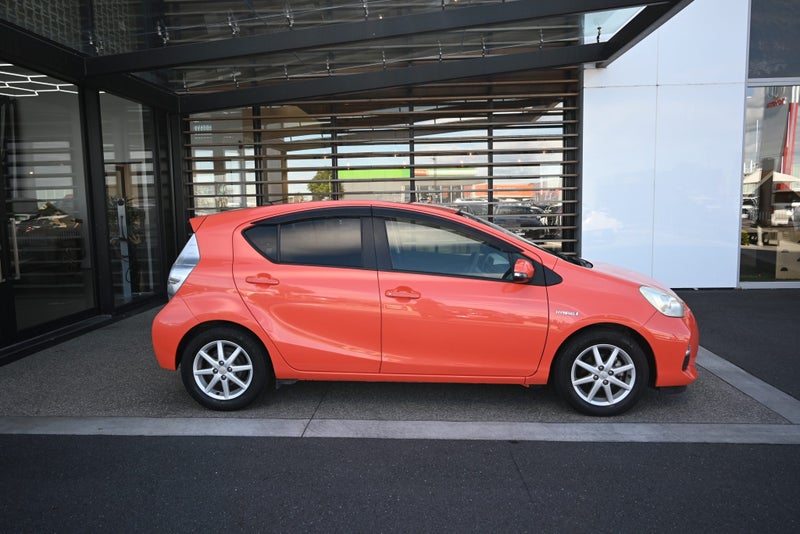 2013 Toyota Aqua 1.5 Petrol Hybrid S CVT Hatchback image 4