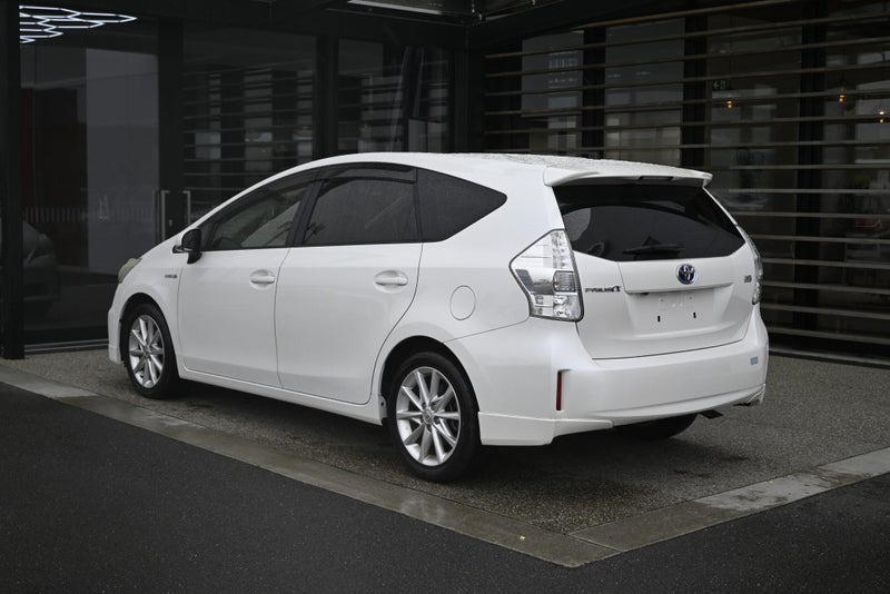 2013 Toyota Prius Alpha 1.8 Hybrid G 2WD Wagon image 2