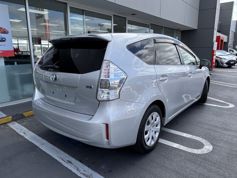 2013 Toyota Prius Alpha 1.8 Hybrid S EDITION image 3