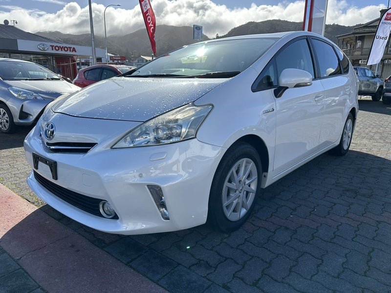 2013 Toyota Prius Alpha - 7 seater image 2