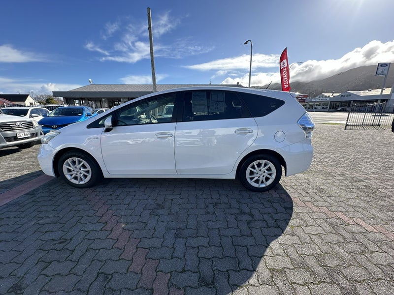 2013 Toyota Prius Alpha - 7 seater image 4