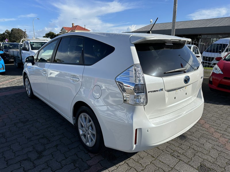 2013 Toyota Prius Alpha - 7 seater image 5