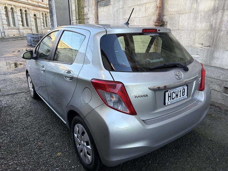 2013 Toyota Yaris YR image 3