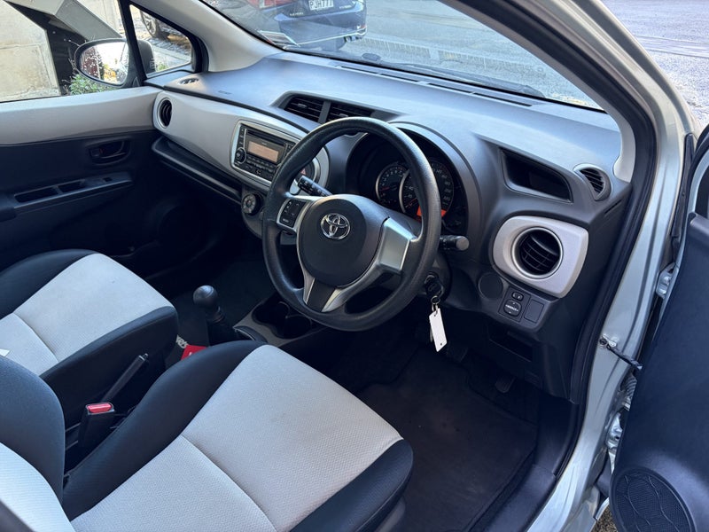 2013 Toyota Yaris YR image 5