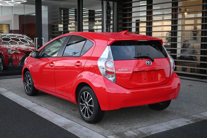 2014 Toyota Aqua 1.5 Petrol Hybrid S CVT Hatchback image 4