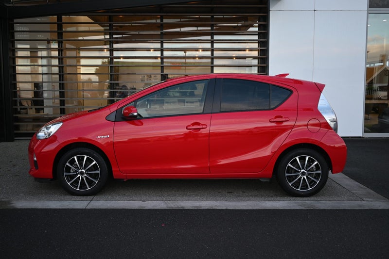 2014 Toyota Aqua 1.5 Petrol Hybrid S CVT Hatchback image 5
