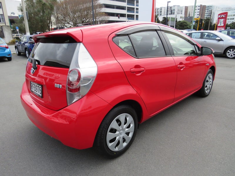 2014 Toyota Aqua Hybrid image 5