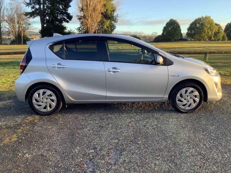 2015 Toyota Aqua 1.5 Hybrid Electric Vehicle S image 3