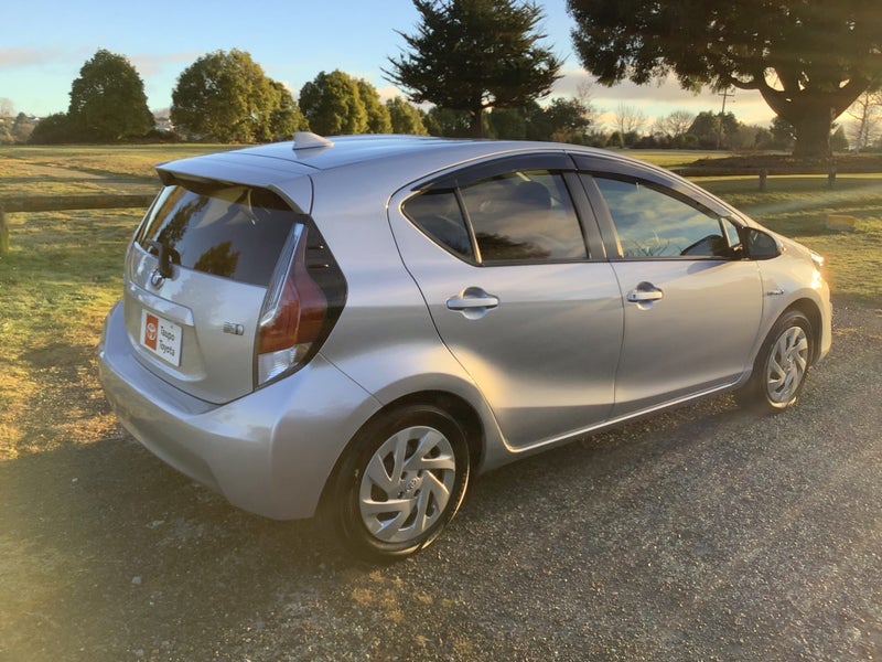2015 Toyota Aqua 1.5 Hybrid Electric Vehicle S image 5