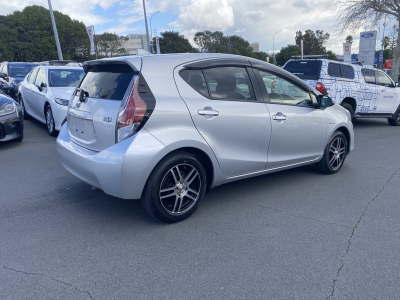 2015 Toyota Aqua 1.5 Hybrid G Hatch image 2