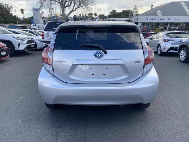 2015 Toyota Aqua 1.5 Hybrid G Hatch image 4