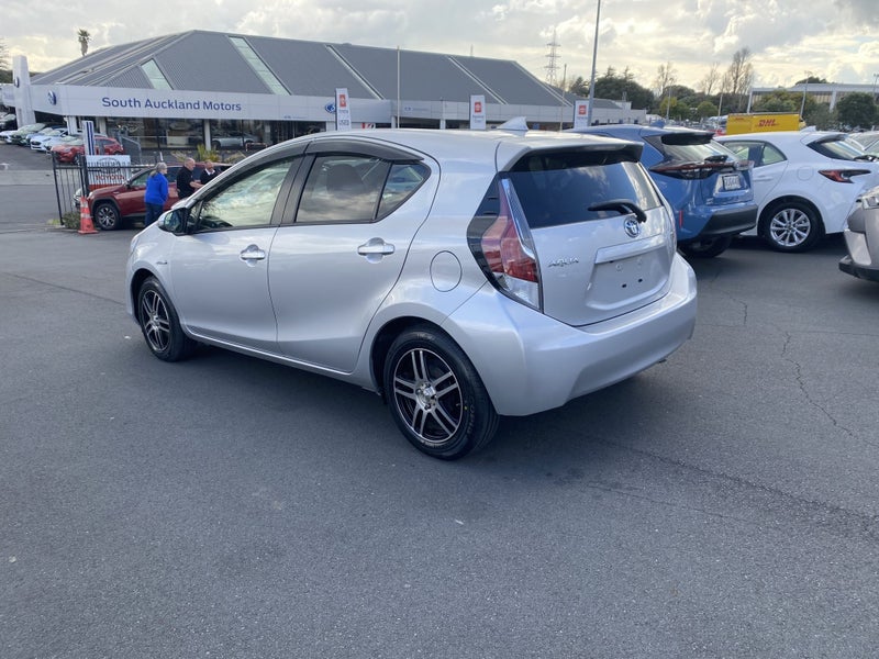 2015 Toyota Aqua 1.5 Hybrid G Hatch image 5