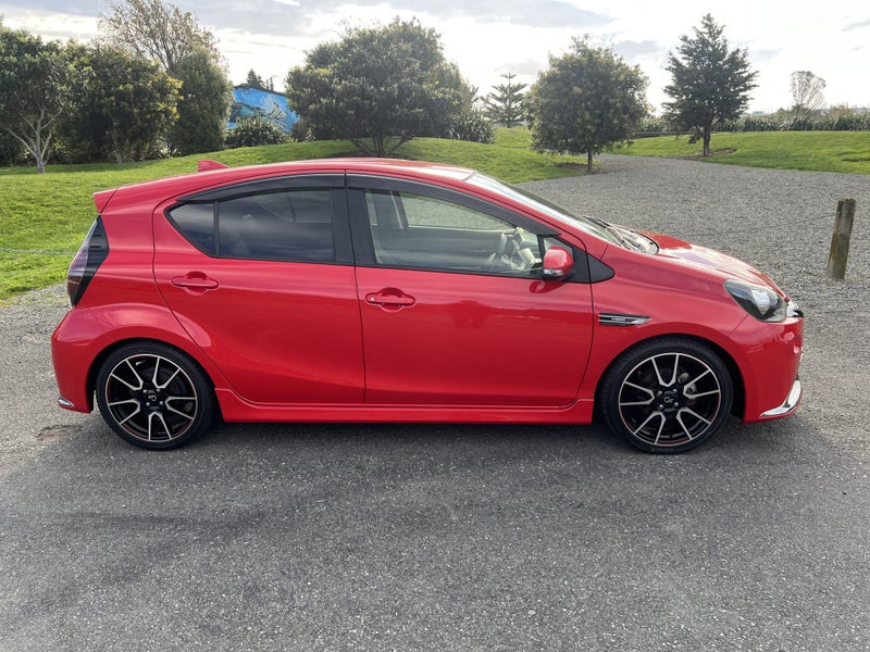 2015 Toyota Aqua 1.5 Hybrid GS Sport Hatch image 4