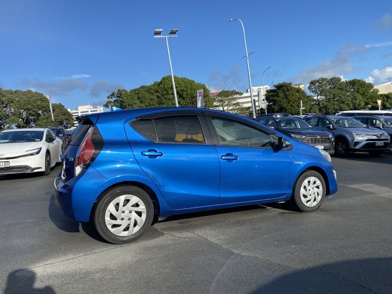 2015 Toyota Aqua 1.5 Hybrid S Hatch image 2